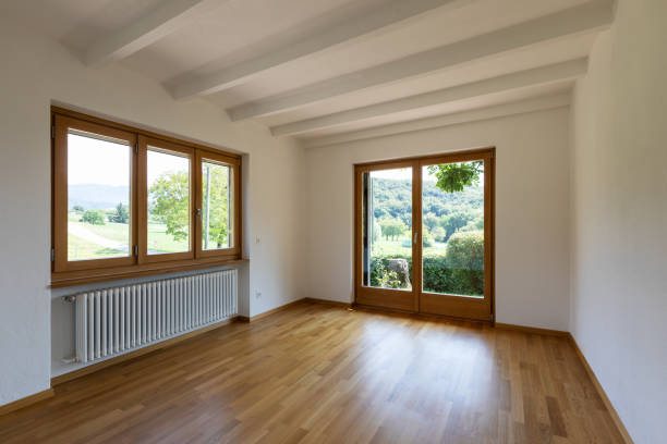 cuarto vacío blanco con vistas de la naturaleza - wood window fotografías e imágenes de stock