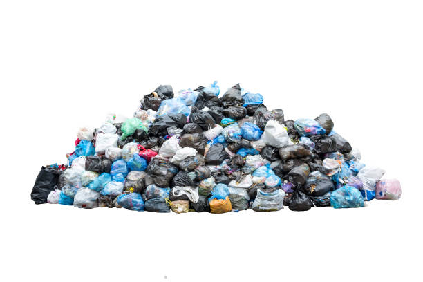 白い背景に分離された黒の青いゴミ袋にゴミの大きな山は。生態学の概念。汚染環境の災害 - garbage can garbage overflowing full ストックフォトと画像