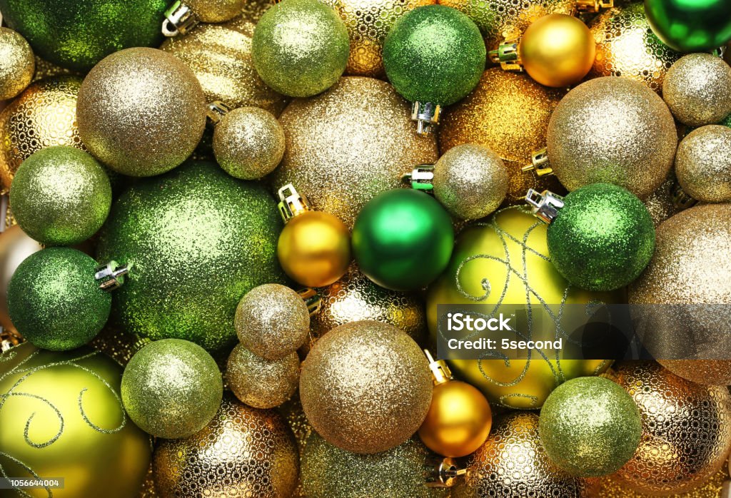 Foto de Fundo De Enfeites De Natal Dourado E Verde e mais fotos de stock de  Bola de Árvore de Natal - Bola de Árvore de Natal, Feriado - Evento, Arte -  iStock