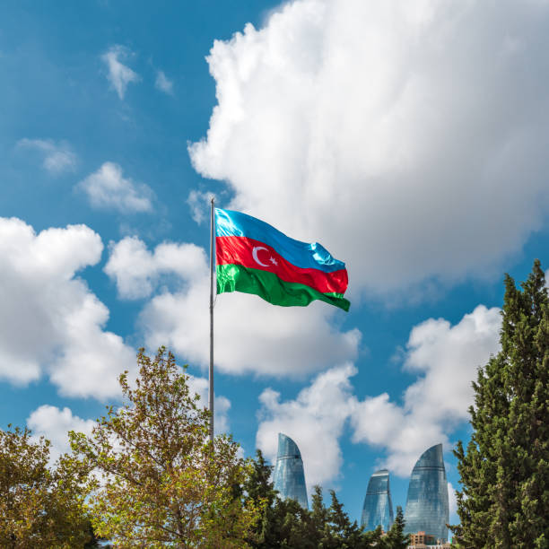 flagge von aserbaidschan gegen den blauen himmel - azerbaijan flag stock-fotos und bilder