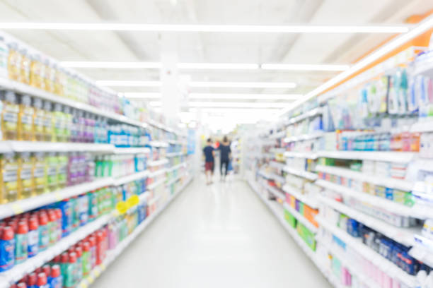 abstrack blurred bokeh supermarket with food and drink on shelf - food and drink industry imagens e fotografias de stock