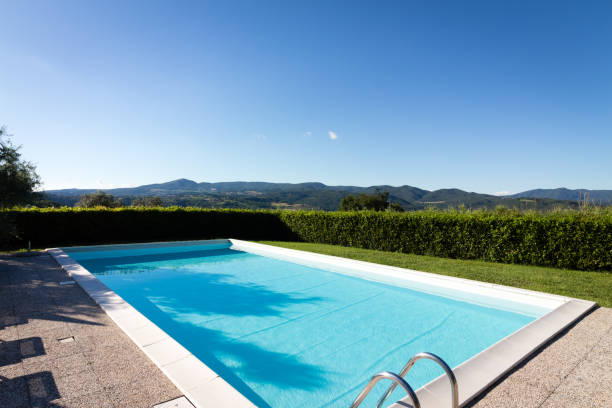 swimmingpool in front of a blue sky - clear sky italy tuscany image imagens e fotografias de stock