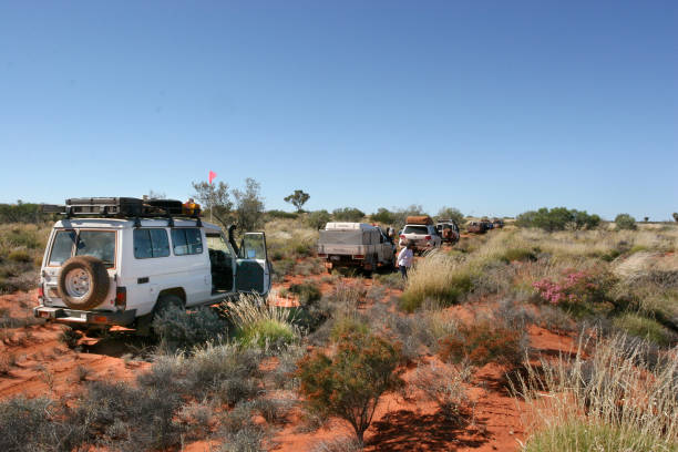 4 ruedas vehículos en outback de australia occidental. - outback 4x4 australia australian culture fotografías e imágenes de stock