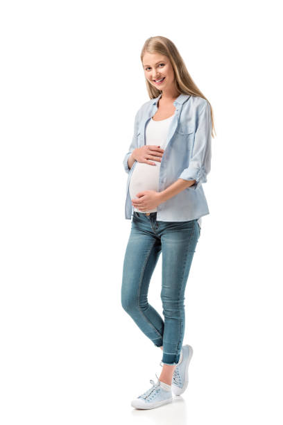lachende zwangere vrouw in casual kleding kijken camera geïsoleerd op wit - pregnant isolated on white stockfoto's en -beelden
