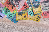 australische-dollar-auf-holztisch-als-hintergrund.jpg?b=1&s=170x170&k=20&c=ozp5zbo-TYmOFCqot2Von2giJ8qkqD6rEX-TQIc3PKM=