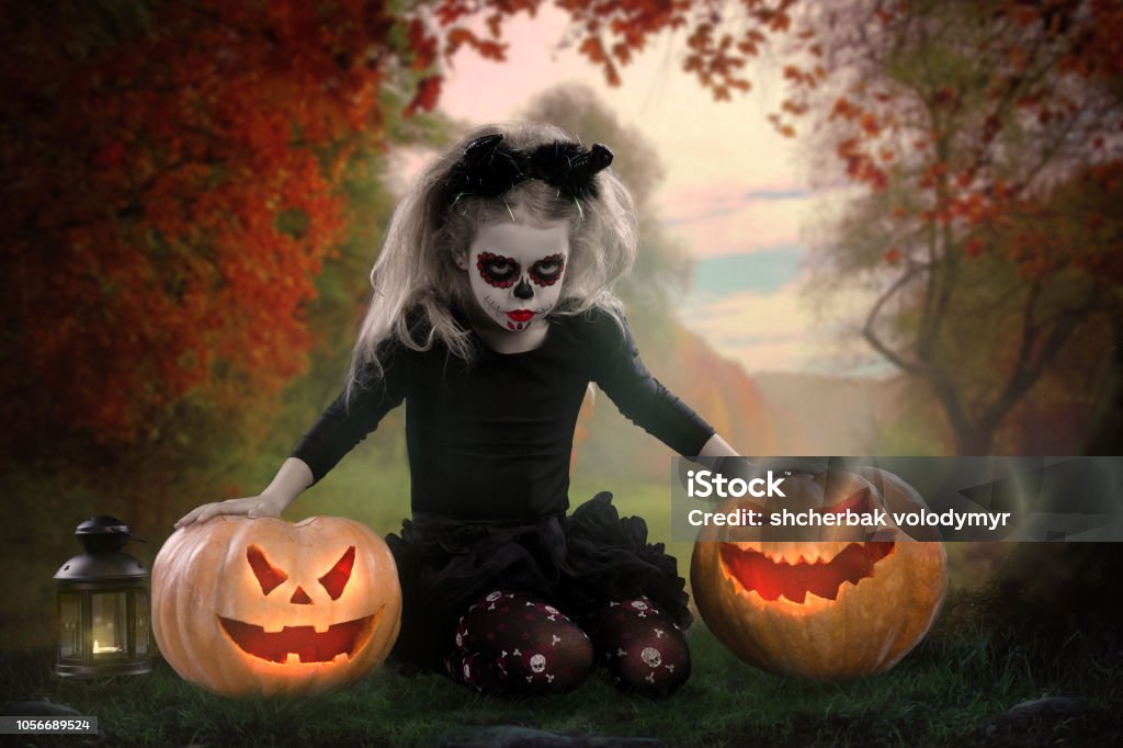 Childlittle Niña Con Maquillaje De Halloween La Imagen Del Diablo Con Cuernos Foto de stock y más banco de imágenes de Cráneo - iStock