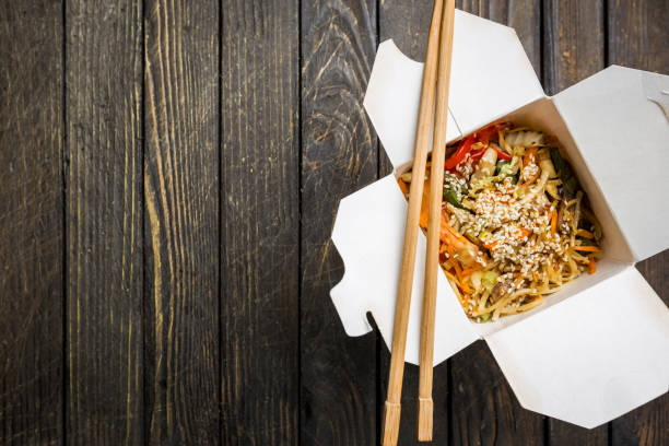 中華鍋麺うどんとライス - chopsticks stir fried vegetable beef ストックフォトと画像