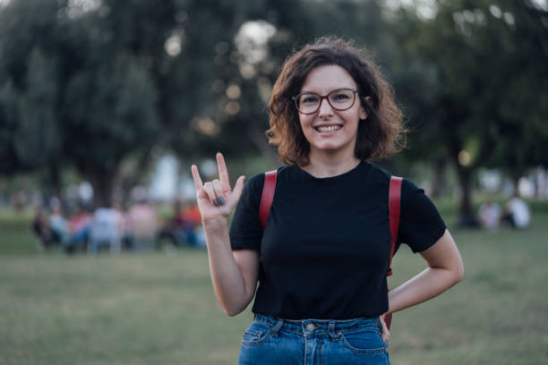 giovane donna che dice che ti amo nel linguaggio dei segni - deaf american sign language hand sign human hand foto e immagini stock