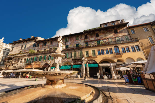 piazza delle erbe en centro de la ciudad de verona italia - rome cafe art italy fotografías e imágenes de stock