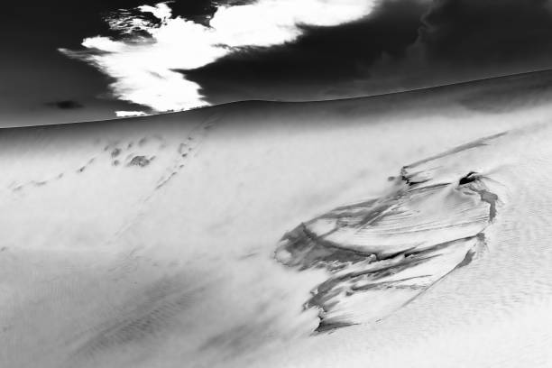 le coucher de soleil sur la colline de sable - sahara desert coastline wind natural pattern photos et images de collection