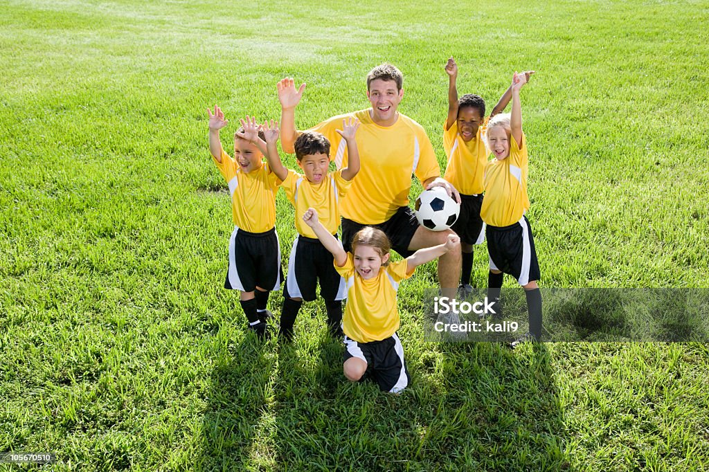 Ônibus com uma equipe de jovens entusiasmados diversas crianças jogando futebol - Foto de stock de Bola de Futebol royalty-free