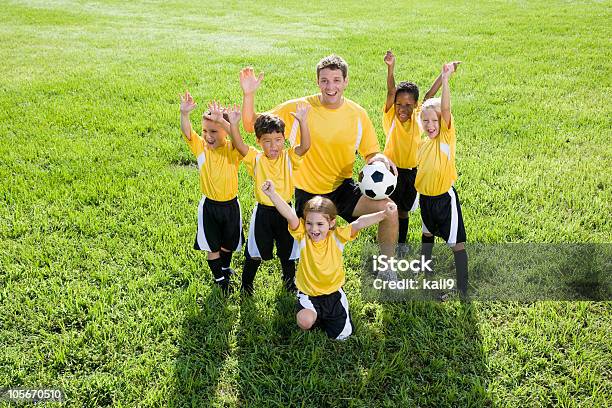 Foto de Ônibus Com Uma Equipe De Jovens Entusiasmados Diversas Crianças Jogando Futebol e mais fotos de stock de Bola de Futebol