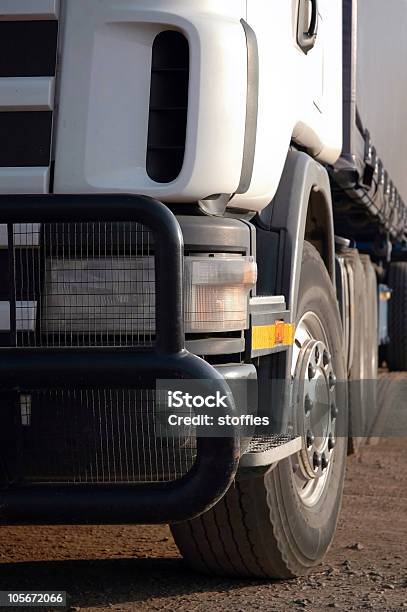 Camion Cargo - Fotografie stock e altre immagini di Camionista - Camionista, Composizione verticale, Fanale anteriore