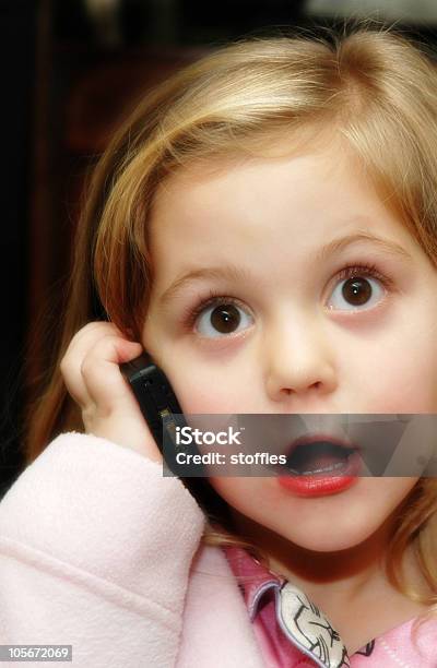 Menina Com Telefone - Fotografias de stock e mais imagens de Criança - Criança, Excitação, Interior
