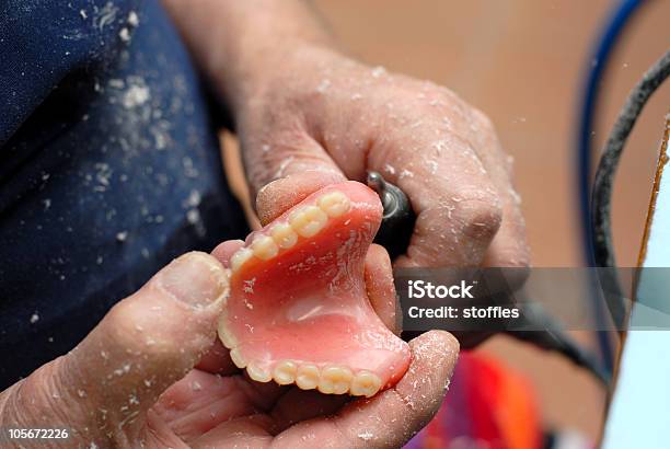 Creazione Di Dentiere - Fotografie stock e altre immagini di Apparecchiatura odontoiatrica - Apparecchiatura odontoiatrica, Calco dentale, Caucasico