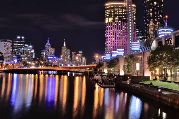 南埠頭夜にてメルボルン - melbourne casino australia city ストックフォトと画像