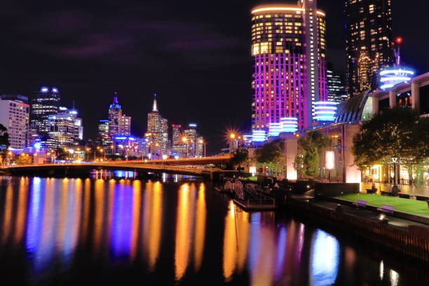 南埠頭夜にてメルボルン - melbourne casino australia city ストックフォトと画像