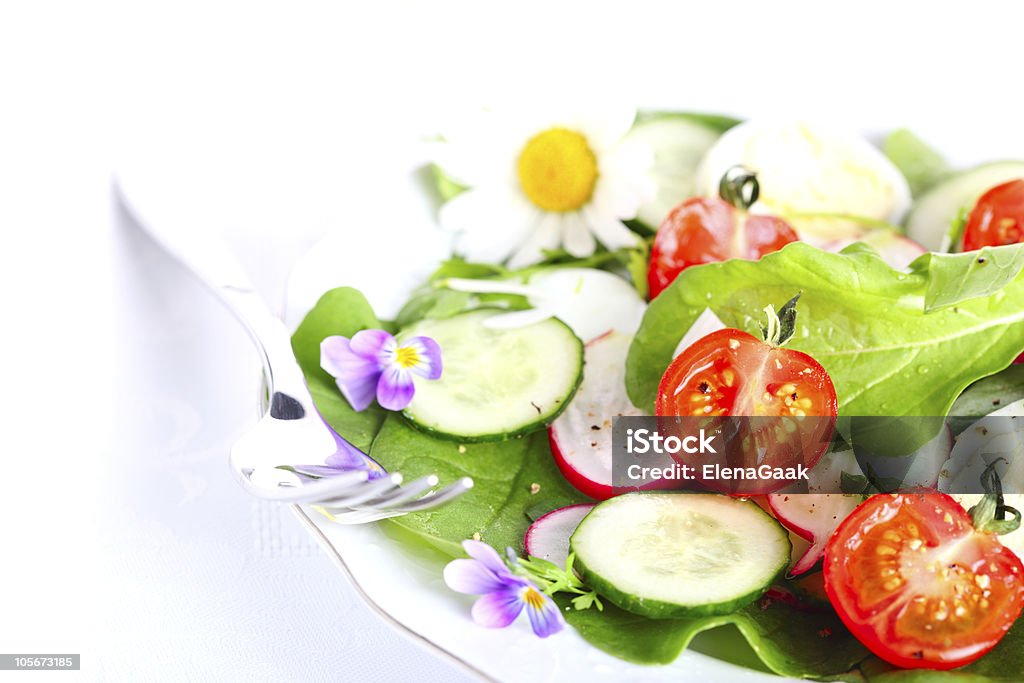 Salade fraîche avec radishes, de tomates et de concombres - Photo de Aliment libre de droits