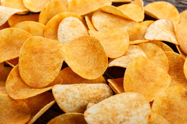 patatas fritas en el fondo de madera. merienda tradicional de la cerveza. - potatoe chips fotografías e imágenes de stock