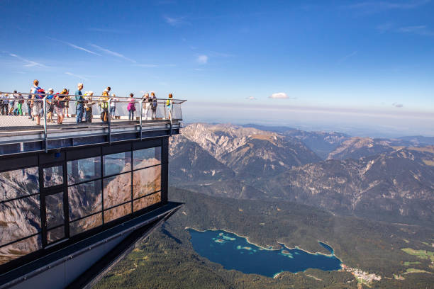 deck de observação de zugspitze - mountain zugspitze mountain mountain peak scenics - fotografias e filmes do acervo