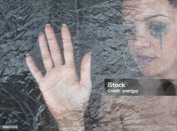 Frau Weinen Hinter Dem Vorhang Stockfoto und mehr Bilder von Abgeschiedenheit - Abgeschiedenheit, Auseinander, Depression