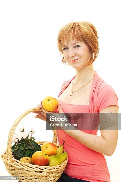 De Pelo Rojo Mujer Caucásica Con Frutas Foto de stock y más banco de imágenes de Adulto - Adulto, Adulto joven, Agarrar
