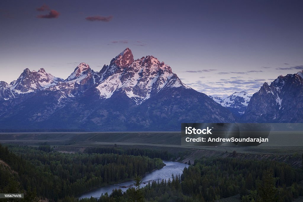 Rio sinuoso até as montanhas - Foto de stock de Cordilheira Teton royalty-free