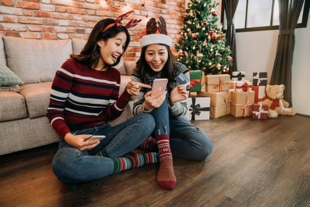 junge mädchen, die ihre einkäufe mit kreditkarte zahlen - christmas shopping internet family stock-fotos und bilder