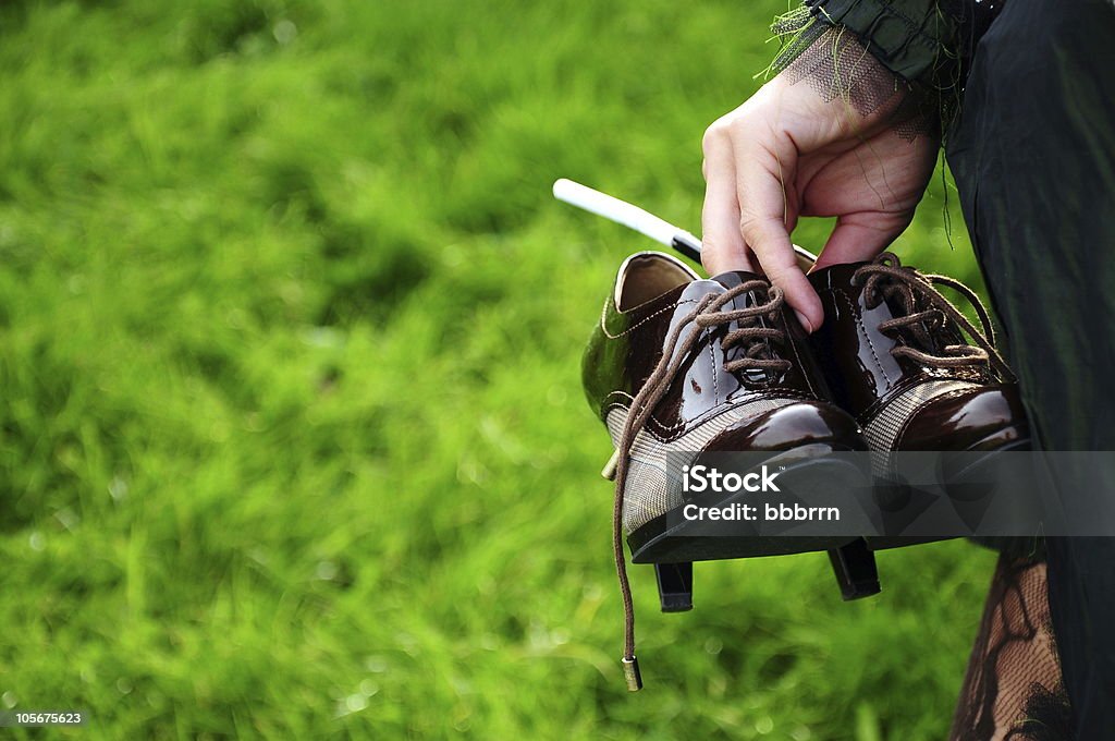 brown mulher sapatos e cigarros - Foto de stock de Adulto royalty-free