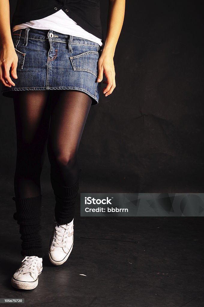 Frau in kurzen Jeans-Minirock - Lizenzfrei Abgeschiedenheit Stock-Foto