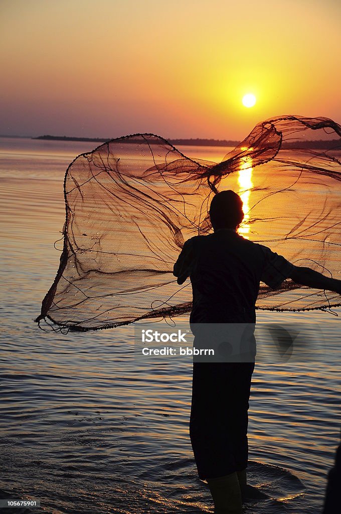 Pescador y la puesta de sol - Foto de stock de Red de pesca libre de derechos