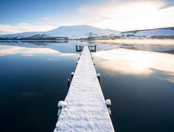 embarcadero en el lago earn en escocia nevado - earn fotografías e imágenes de stock