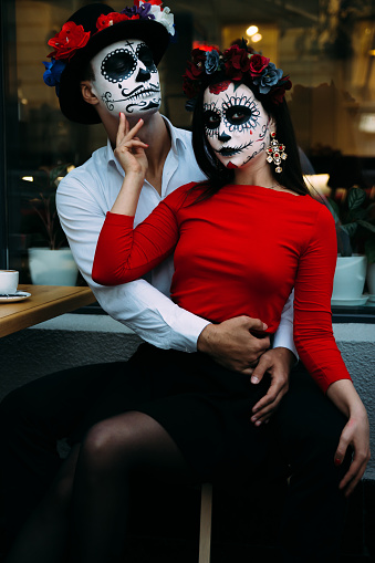 Una Pareja Usar Maquillaje De Calavera Para Día De Los Difuntos Makeuppainted De Calavera De Azúcar Niño Y Niña Para Halloween Sentarse En Un Café Muerto En La Ciudad Caminata Zombie Foto Una Pareja Usar Maquillaje De Calavera Para Día De Los Difuntos Makeuppainted De Calavera De Azúcar Niño Y Niña Para Halloween Sentarse En Un Café Muerto En La Ciudad Caminata Zombie Foto