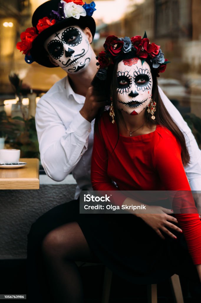Una Pareja Usar Maquillaje De Calavera Para Día De Los Difuntos Makeuppainted De Calavera De Azúcar Niño Y Niña Para Halloween Sentarse En Un Café Muerto En La Ciudad Caminata Zombie Foto Una Pareja Usar Maquillaje De Calavera Para Día De Los Difuntos Makeuppainted De Calavera De Azúcar Niño Y Niña Para Halloween Sentarse En Un Café Muerto En La Ciudad Caminata Zombie Foto
