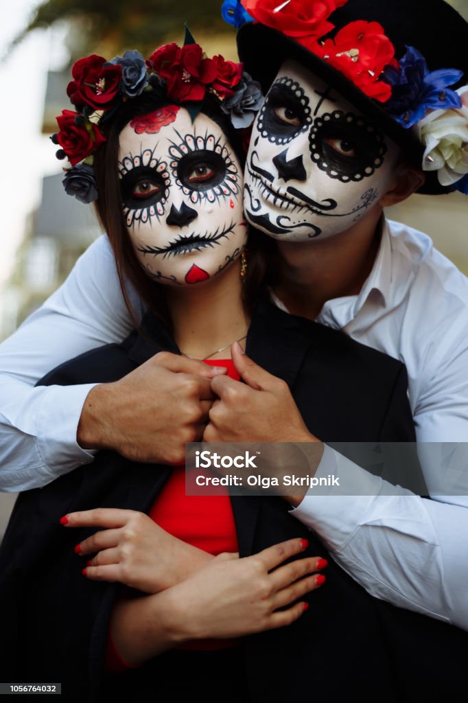 Una Pareja Usar Maquillaje De Calavera Para Día De Los Difuntos Niño Y Niña De Azúcar Cráneo Makeuppainted Situación Del Halloween En La Calle Muerto En La Ciudad Caminata Zombie Foto de Una Pareja Usar Maquillaje De Calavera Para Día De Los Difuntos Niño Y Niña De Azúcar Cráneo Makeuppainted Situación Del Halloween En La Calle Muerto En La Ciudad Caminata Zombie Foto de