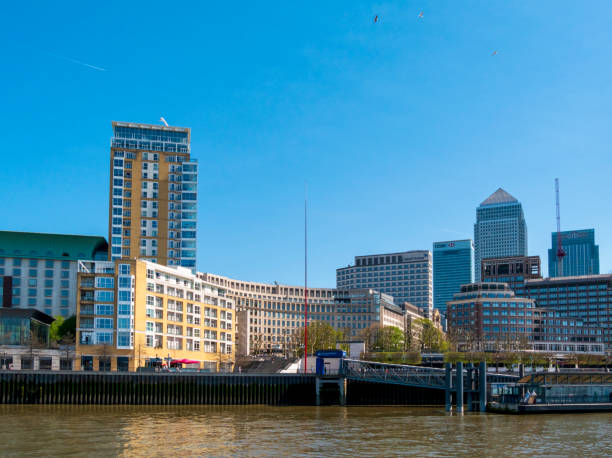 ロンドンのテムズ川からカナリー ・ ワーフ - シティバンクタワー ストックフォトと画像