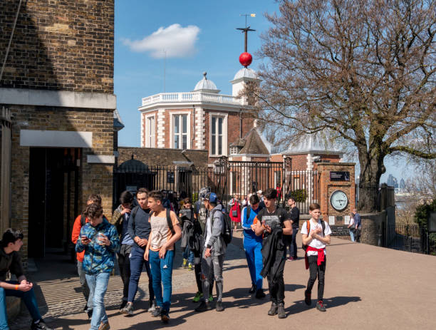 turistas en el observatorio real de greenwich en un día primaveral - royal observatory fotografías e imágenes de stock