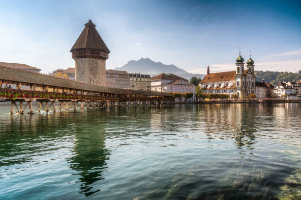 ponte della cappella e chiesa dei gesuiti a lucerna - pilatus foto e immagini stock