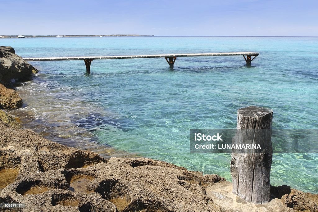 Illetes mar de Formentera turquoise muelle de madera - Foto de stock de Agua libre de derechos