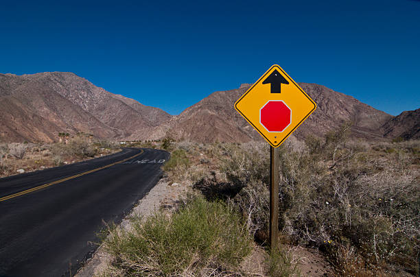 ブランクサイン砂漠道 - desert road road highway california ストックフォトと画像