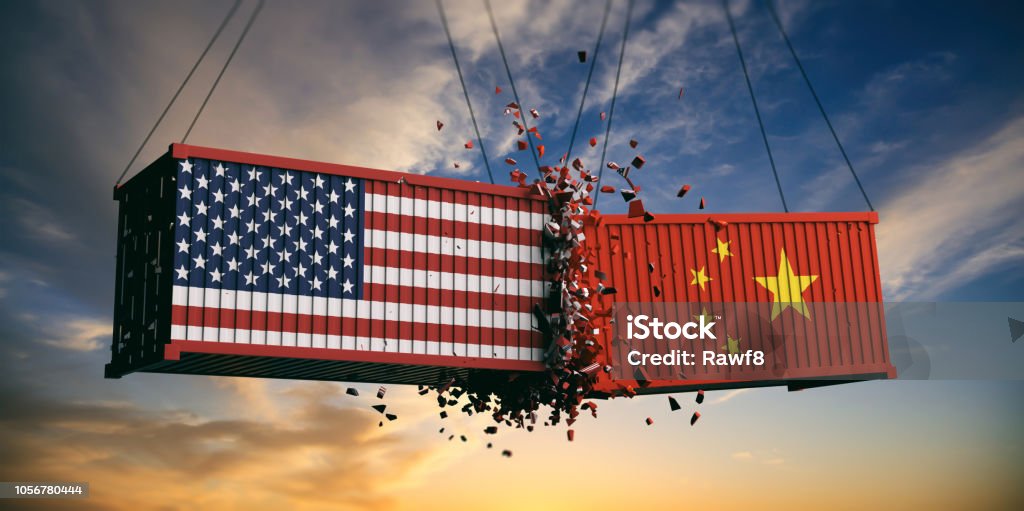USA und China Handelskrieg. USA Amerika und chinesischen Markierungsfahnen stürzte Container am Himmel bei Sonnenuntergang Hintergrund. 3D illustration - Lizenzfrei China Stock-Foto