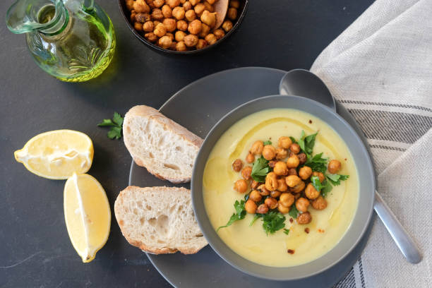 Sopa de batata e alho-poró com grão de bico e limão - foto de acervo