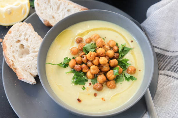 Sopa de batata e alho-poró com fatias de pão - foto de acervo