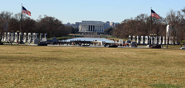 istock Lincoln and WWII Memorials 105679461