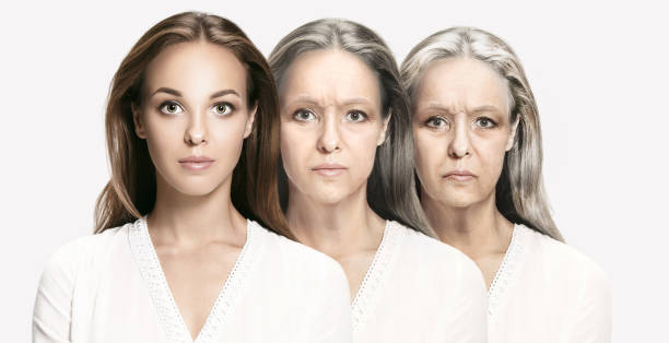 比較。美麗的婦女與問題和清潔皮膚的肖像, 老齡化和青年概念 - 老化過程 個照片及圖片檔