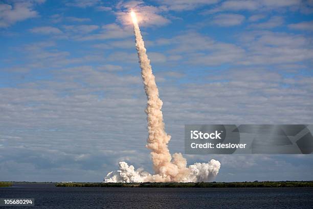 Nasa Sts 129 Navetta Spaziale Cloud Di Rottura - Fotografie stock e altre immagini di Decollare - Attività - Decollare - Attività, Missile - Razzo spaziale, Navetta spaziale
