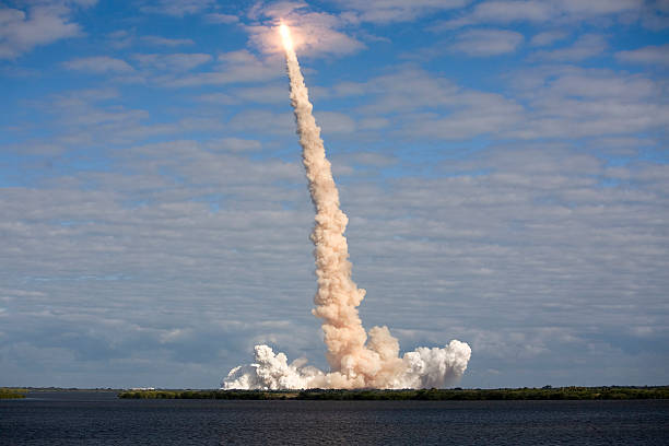 nasa sts -129 スペースシャトル cloud burst - moving up flash ストックフォトと画像