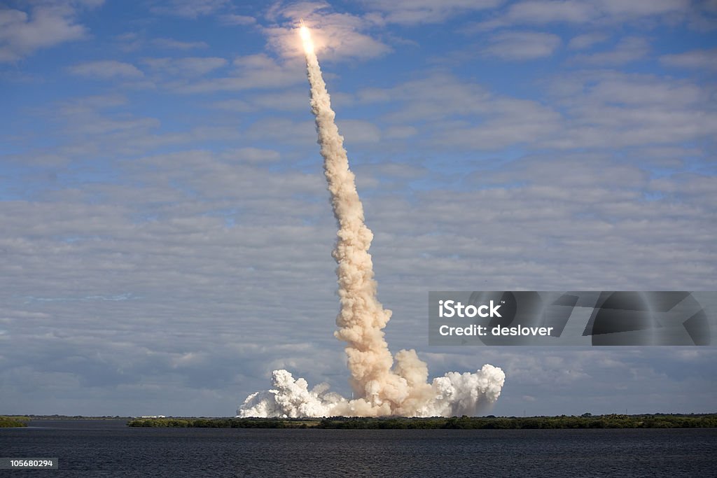 NASA STS - 129 Nave espacial Nuvem rebentamento - Royalty-free Descolar - Atividade Foto de stock