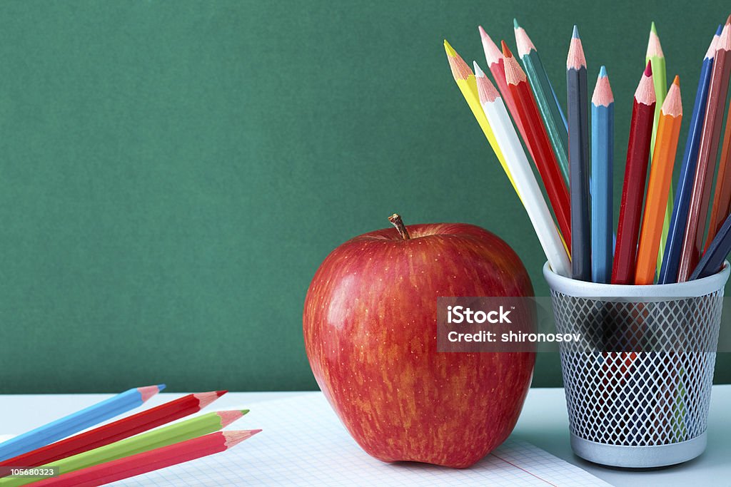 Crayons de couleur et de pomme - Photo de Abstrait libre de droits