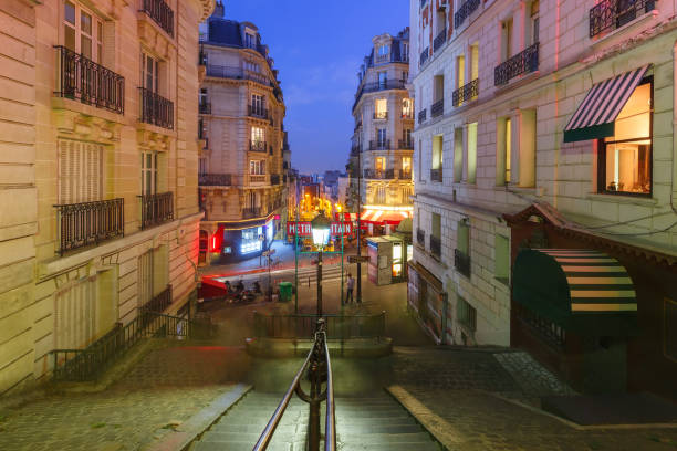 montmartre staircase, paris, france - house column residential structure fairy tale imagens e fotografias de stock